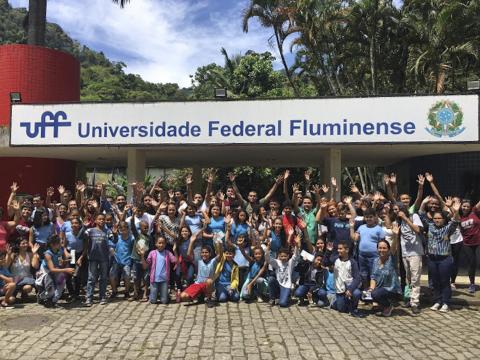 Estudantes e professores posam na entrada do Instituto